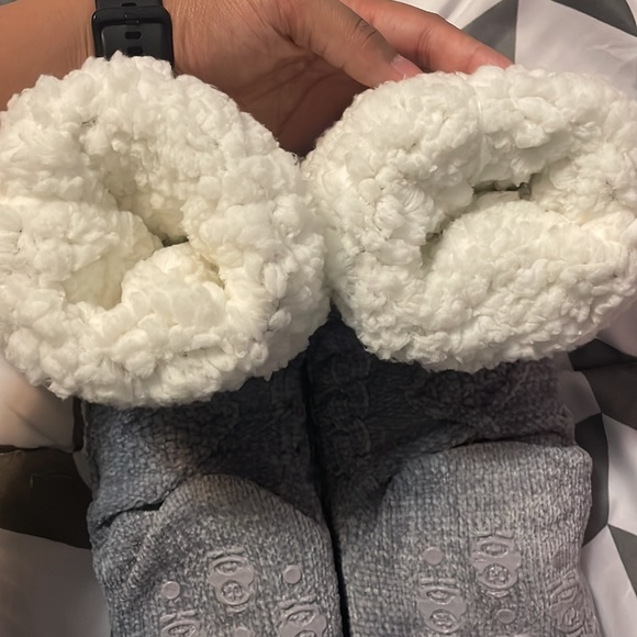 The Comfy Slipper Socks NWOT $35 - Picture 9 of 15